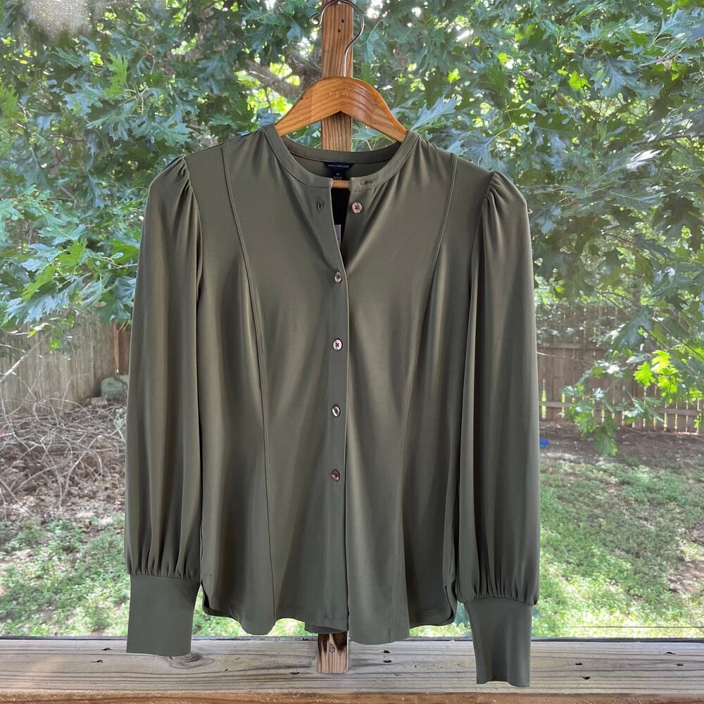 Ann Taylor Women's Olive Green Long Sleeve Blouse Size XS. NEW!